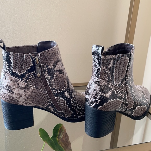 Blondo Waterproof snakeskin booties block Heel - Picture 6 of 9